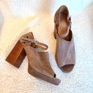 Urban Outfitters peep toe chucky light brown suede heels